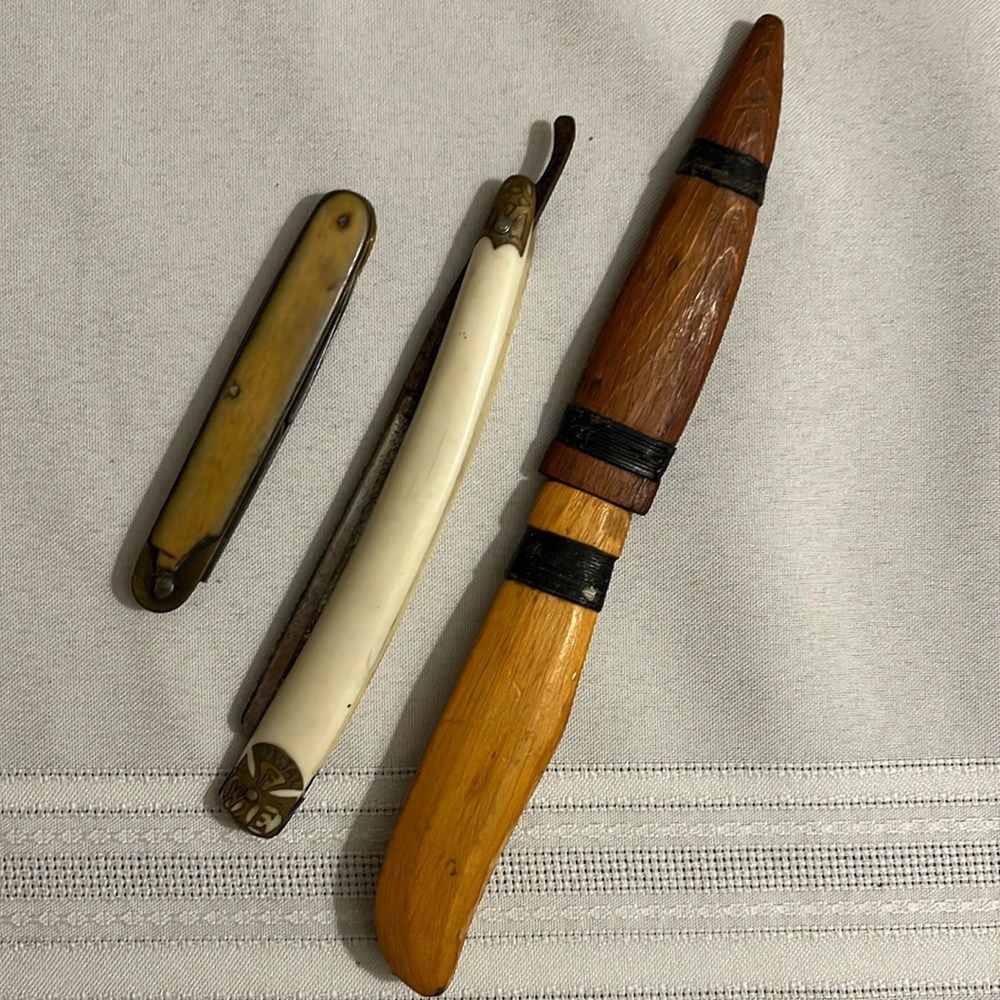 2 Vintage Knives, 1 Vintage Straight Razor, all as is
